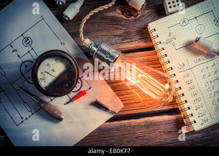 Des tests de résistance de l'ampoule dans le laboratoire Banque D'Images