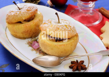 Deux pommes cuites comme dessert, Noël hotizontal Banque D'Images