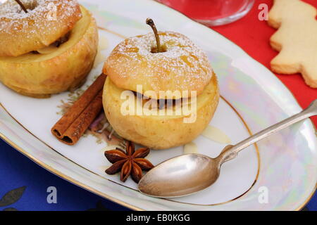 Deux pommes cuites comme dessert de Noël, vue du dessus Banque D'Images