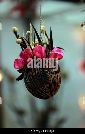 Fleur, artificiel, circulaire, plein de couleurs, feuille, chaîne, accroché au mur situé à New Delhi, en Inde. Banque D'Images