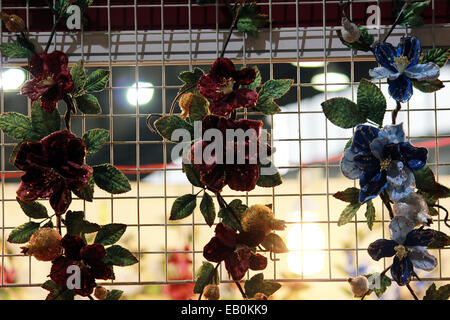 Fleur, artificiel, circulaire, plein de couleurs, feuille, chaîne, accroché au mur situé à New Delhi, en Inde. Banque D'Images