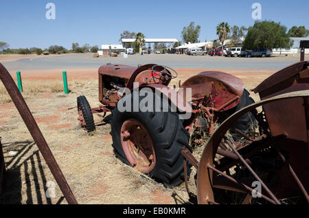 Vieux tracteur, Kulgera roadhouse, Territoire du Nord, Australie Banque D'Images