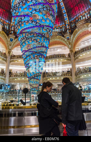 Paris, France, les femmes Faire du shopping à l'intérieur du grand magasin français, les Galeries Lafayette, les décorations de Noël Banque D'Images