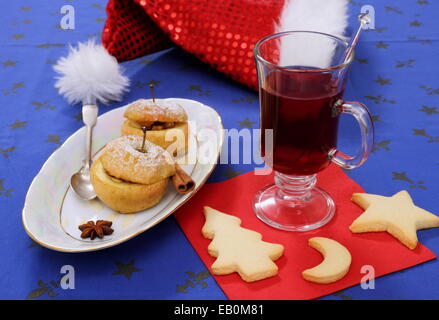 Vin chaud avec les cookies et Pommes au four, horizontal Banque D'Images