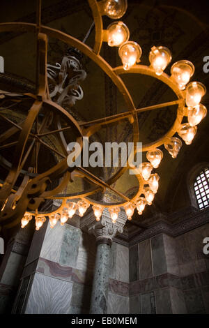 Lustre ancien dans l'église de Sainte-sophie (la Sainte Sagesse), Istanbul, Turquie, Moyen-Orient Banque D'Images