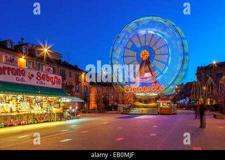 La roue d'observation sur place au centre de l'Alba, l'Italie. Banque D'Images