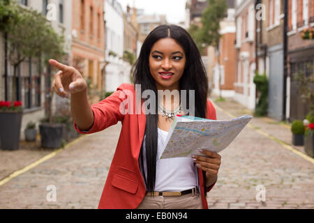 Jeune femme avec une carte de pointage Banque D'Images