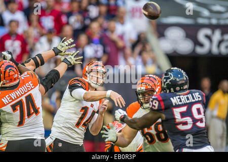 Houston, Texas, USA. 23 Nov, 2014. Le quart-arrière des Bengals de Cincinnati Andy Dalton (14) passe le ballon au cours du 1er semestre d'un match de la NFL entre les Houston Texans et les Bengals de Cincinnati à NRG Stadium à Houston, TX, le 23 novembre 2014. Credit : Trask Smith/ZUMA/Alamy Fil Live News Banque D'Images