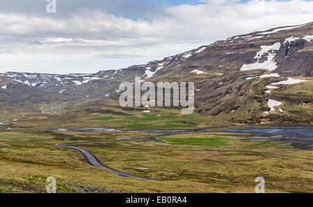 À l'ouest de l'Islande, Westfjords, Flókalundur, route et paysage sur la façon de Látrabjarg Banque D'Images