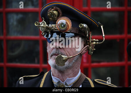 Un homme habillé en costume militaire steampunk steampunk week-end 23.11.2014 à Haworth Banque D'Images