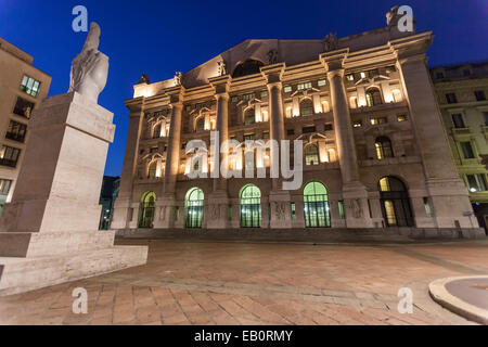 Donner le doigt aux banquiers. Maurizio Cattelan doigt moyen piazza Affari Banque D'Images