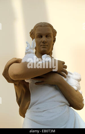 Statue d'une jeune fille avec un lapin dans le pavillon des expositions au lapin bâtiment ENEA à Moscou Banque D'Images