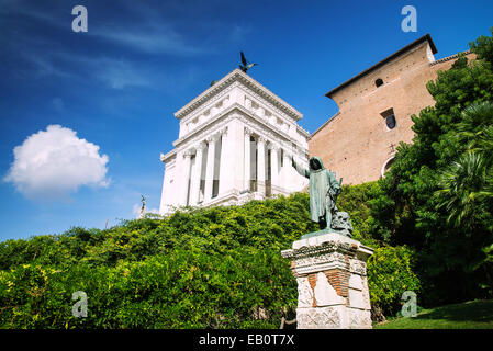 Statue de Cola di Rienzo et basilique Santa Maria in Aracoeli sur colline du Capitole, Rome, Italie Banque D'Images