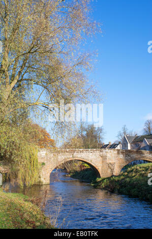 Vue d'automne du pont de Canongate datant du 16th siècle au-dessus de Jed Water, Jedburgh, frontières écossaises, Écosse, Royaume-Uni Banque D'Images