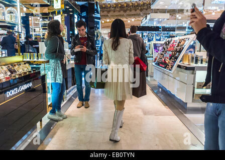 Paris, France, touristes chinois Shopping à l'intérieur du grand magasin français, parfums 'Galeries Lawayettes', femme à pied en tenant des sacs de shopping chinois Banque D'Images