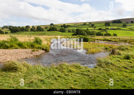 Les bancs de graviers et des méandres de la rivière Swale, Swaledale dans le Yorkshire Dales Banque D'Images