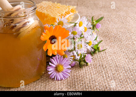 De miel, de fleurs et de miel en pot sur limogeage Banque D'Images