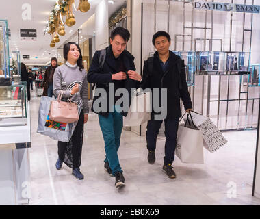 Paris, France, petit groupe de personnes Shopping, touristes chinois portant des sacs à provisions, grand magasin français occupé, le Printemps, intérieur Banque D'Images