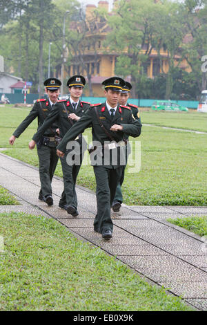 Le mausolée de Ho Chi Minh à Hanoi Vietnam gardes militaires Banque D'Images