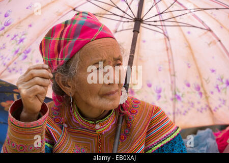 Femme Hmong fleurs Bac Ha Vietnam Banque D'Images