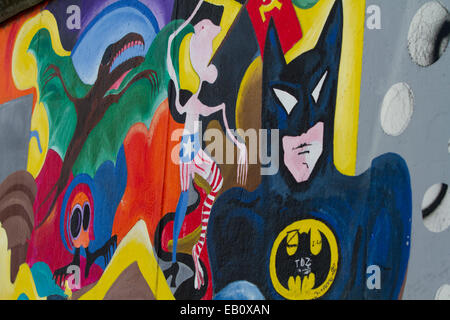 Mur de Berlin street art Graffiti Dessin Animé Batman Banque D'Images