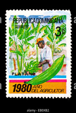 Timbre-poste de Dominique représentant un agriculteur vérifier ses cultures de plantain. Banque D'Images