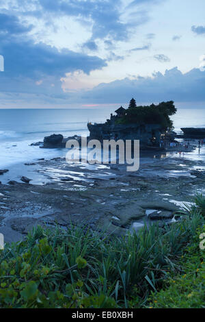 Pura Tanah Lot temple au coucher du soleil, Bali, Indonésie Banque D'Images