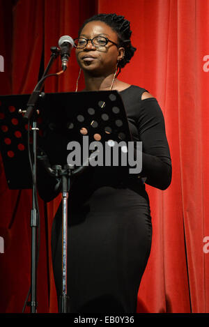 Londres, Royaume-Uni. 23 novembre, 2014. Sarah la Paix 2012 Arts créatifs vainqueur lors de la 5e édition de BYA (noir) les réalisations des jeunes à Walthamstow Assembly Hall à Londres. Credit : Voir Li/Alamy Live News Banque D'Images