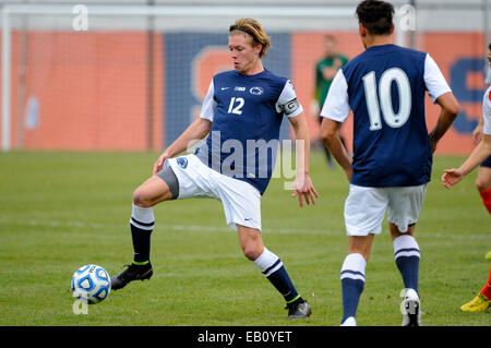 Syracuse, New York, USA. 23 Nov, 2014. Penn State Nittany Lions Owen au poste de Griffith (12) contrôle le ballon au cours de la première moitié d'un 2014 NCAA Men's Soccer Tournament deuxième tour entre la Penn State Nittany Lions et le Syracuse Orange sur la stade de soccer de la Ligue à Syracuse, New York. Syracuse a battu 2-1 l'État de Pennsylvanie. Barnes riche/CSM/Alamy Live News Banque D'Images