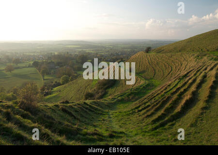 La préhistoire de la Grande-Bretagne. Les remparts et les fossés de l'ancien âge de fer fort à Hambledon, colline surplombant la vallée de Blackmore dans le Dorset, en Angleterre. Banque D'Images