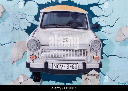 Voiture Trabant est-allemand Berlin wall Street l'icône de l'Art Banque D'Images