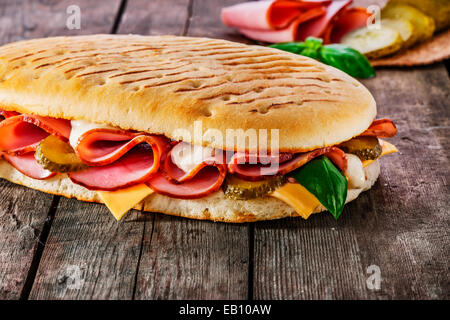 Panini grillé au jambon et fromage Banque D'Images