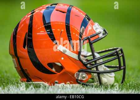 Houston, Texas, USA. 23 Nov, 2014. Un casque les années 1960 se trouve sur le terrain avant un match de la NFL entre les Texans de Houston et les Bengals de Cincinnati à NRG Stadium à Houston, TX, le 23 novembre 2014. Les Bengals a gagné le match 22-13. Credit : Trask Smith/ZUMA/Alamy Fil Live News Banque D'Images