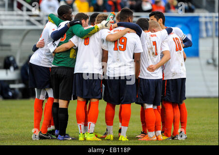 Syracuse, New York, USA. 23 Nov, 2014. L'Orange de Syracuse les joueurs se réunissent avant le début de la deuxième moitié de 2014 un tournoi de soccer NCAA deuxième tour entre la Penn State Nittany Lions et le Syracuse Orange sur la stade de soccer de la Ligue à Syracuse, New York. Syracuse a battu 2-1 l'État de Pennsylvanie. Barnes riche/CSM/Alamy Live News Banque D'Images