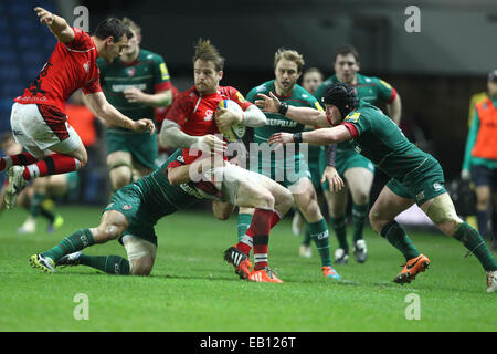 Oxford, UK. 23 Nov, 2014. Aviva Premiership. London Welsh contre les Leicester Tigers. Seb Jewell (London Welsh ) se met en contact. Credit : Action Plus Sport/Alamy Live News Banque D'Images