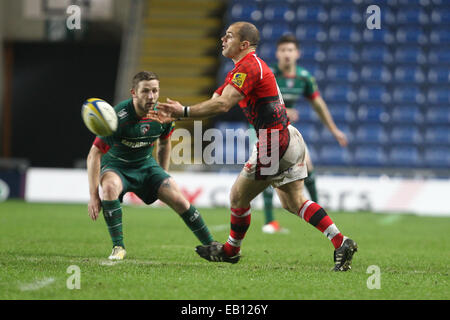 Oxford, UK. 23 Nov, 2014. Aviva Premiership. London Welsh contre les Leicester Tigers. Gordon Ross (London Welsh ) passe le long de la ligne. Credit : Action Plus Sport/Alamy Live News Banque D'Images