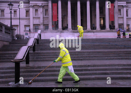 Londres, Royaume-Uni. 23 novembre, 2014. La pluie sans arrêt n'a pas dissuader les travailleurs à Trafalgar Square c'est laver alimentation programmée. Credit : JOHNNY ARMSTEAD/Alamy Live News Banque D'Images