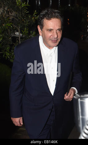 Charles Saatchi et Trinny Woodall, laissant Scott's restaurant après avoir manger au restaurant ensemble. Le couple a été vu rire et sourire comme ils ont quitté le restaurant dans leur cabine de Hackney. Avec : Charles Saatchi Où : London, Royaume-Uni Quand : 22 mai 201 Banque D'Images