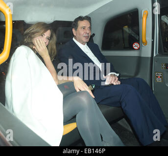 Charles Saatchi et Trinny Woodall, laissant Scott's restaurant après avoir manger au restaurant ensemble. Le couple a été vu rire et sourire comme ils ont quitté le restaurant dans leur cabine de Hackney. Avec : Charles Saatchi,Trinny Woodall Où : Londres, Royaume-Uni W Banque D'Images