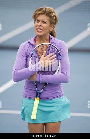 Tampa, FL, USA. 22 Nov, 2014. Delray Beach, FL : Hoda Kotb du Today Show, a diverti la foule qui ont bravé la pluie au Chris Evert/Pro-Celebrity Raymond James Tennis Classic. © Andrew Patron/ZUMA/Alamy Fil Live News Banque D'Images