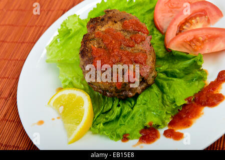 Meatball avec des légumes sur la plaque Banque D'Images