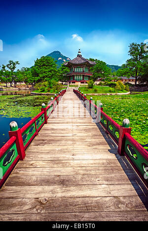 Pont de bois menant au pavillon de Far-Reaching Parfum, Gyeongbokgung Palace ; Séoul, Corée du Sud Banque D'Images