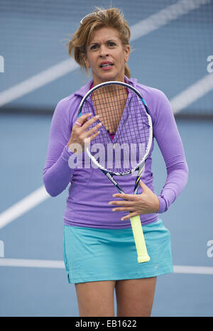 Tampa, FL, USA. 22 Nov, 2014. Delray Beach, FL : Hoda Kotb du Today Show, a diverti la foule qui ont bravé la pluie au Chris Evert/Pro-Celebrity Raymond James Tennis Classic. © Andrew Patron/ZUMA/Alamy Fil Live News Banque D'Images