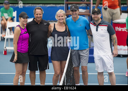 Tampa, FL, USA. 22 Nov, 2014. Delray Beach, FL : les célébrités et les pros Chris Evert, Jon Lovitz, Maeve Quinlan, Darren Cahill et David Cook, poser avant de jouer leur match durant la Chris Evert/Pro-Celebrity Raymond James Tennis Classic tenue à l'Delray Beach Tennis Center. © Andrew Patron/ZUMA/Alamy Fil Live News Banque D'Images