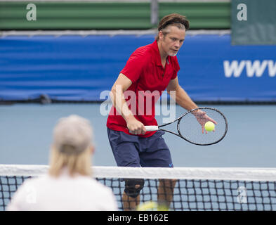 Tampa, FL, USA. 22 Nov, 2014. Delray Beach, FL : Timothy Olyphant couvrant le net pendant la lecture à la Chris Evert/Pro-Celebrity Raymond James Tennis Classic. © Andrew Patron/ZUMA/Alamy Fil Live News Banque D'Images