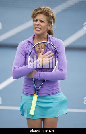 Tampa, FL, USA. 22 Nov, 2014. Delray Beach, FL : Hoda Kotb du Today Show, a diverti la foule qui ont bravé la pluie au Chris Evert/Pro-Celebrity Raymond James Tennis Classic. © Andrew Patron/ZUMA/Alamy Fil Live News Banque D'Images