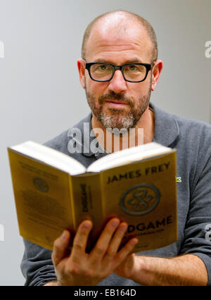 Hambourg, Allemagne. 22 Nov, 2014. Auteur James Frey présente son nouveau roman de science-fiction 'Endgame : l' appelant à Hambourg, Allemagne, 22 novembre 2014. Photo : Daniel Bockwoldt/dpa/Alamy Live News Banque D'Images