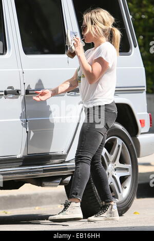 Hilary Duff et son fils Luca vu quitter un parc. Avec : Hilary Duff Où : Los Angeles, California, United States Quand : 21 mai 2014 Banque D'Images