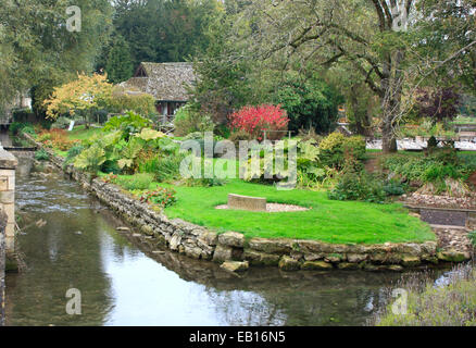 Une vue de la ferme de truites dans les Cotswolds village d'Bibery Banque D'Images