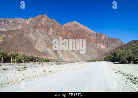 Route à travers le Wadi Sahtan comme dans les monts Hajar, Oman Banque D'Images